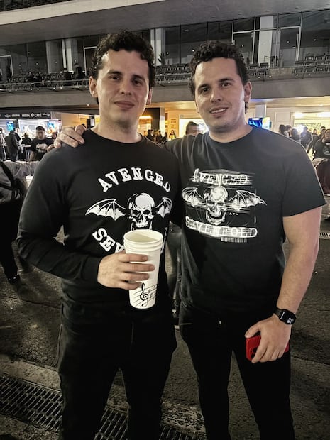 Andrés y Esteban viajaron desde Sonora para ver a Avenged Sevenfold: crecieron con su música y diez años después siguen aquí (Marlem Suárez/ EL UNIVERSAL)