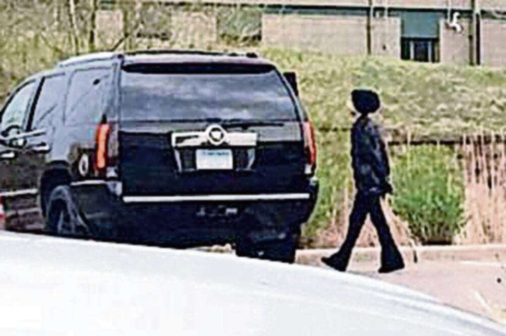 La última fotografía de Prince fue tomada el jueves, unas horas antes de su muerte, afuera de una farmacia en Minnesota (TOMADO DE TMZ.COM)