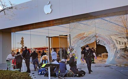 Camioneta se estrella contra tienda de Apple en EU; hay al menos un muerto