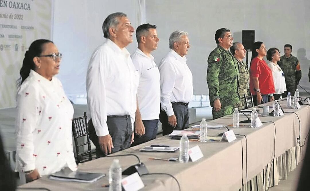 El Presidente, en compañía de otros funcionarios, visitó Oaxaca para evaluar los apoyos a damnificados por el huracán Agatha. Foto: Archivo/EL UNIVERSAL.