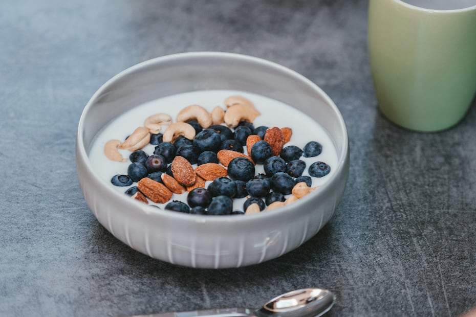 Usa el yogur griego en tus desayunos con avena y fruta. Foto: Julian Hochgesang para Unsplash