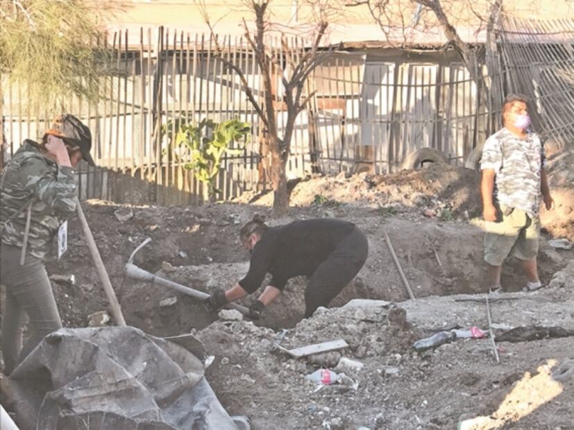 Familias buscan en fosas; la FGE sólo observa