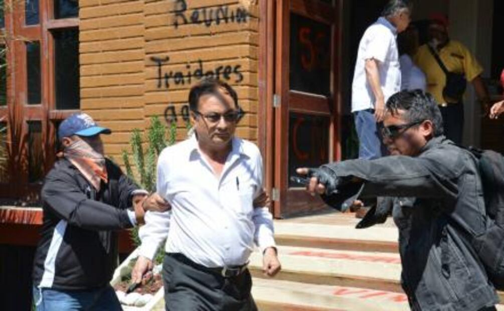 CNTE prende “fogata simbólica” afuera de hotel en Oaxaca