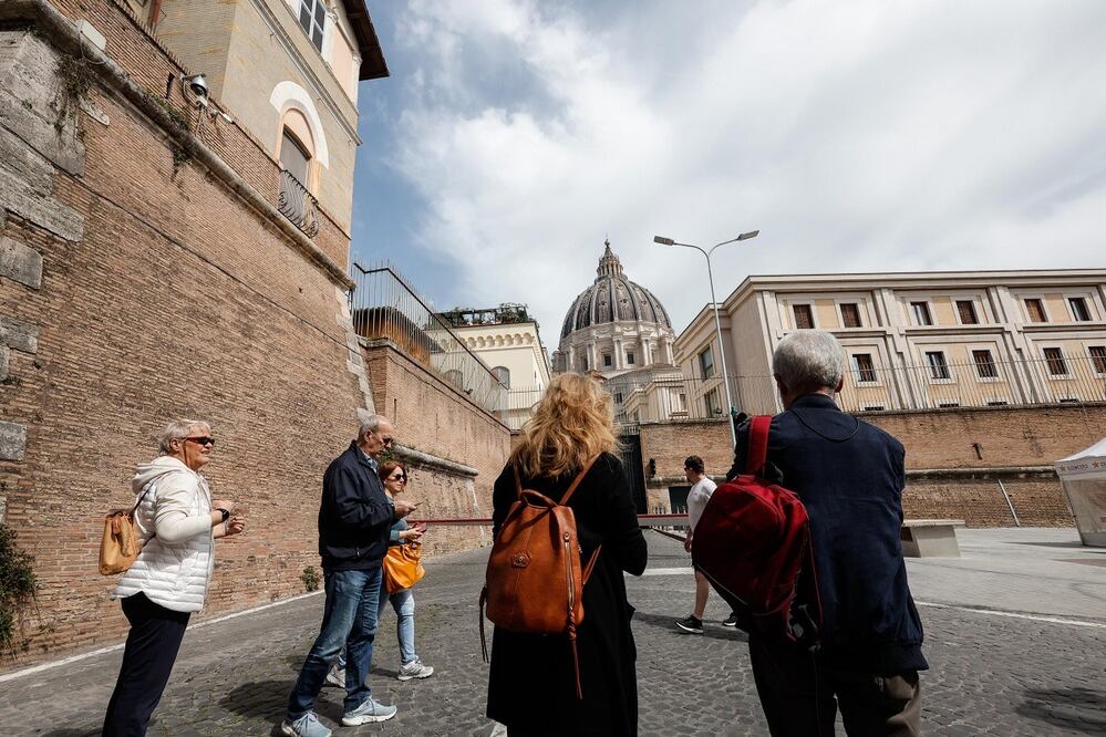 Fieles se acercan a la  Casa Santa Marta tras el anuncio de la muerte del papa Francisco, en Roma. FOTO: EFE