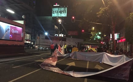 Damnificados suman seis horas de bloqueo en Insurgentes y Xola