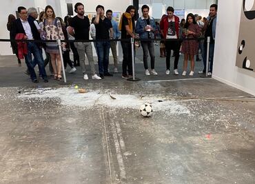 Los memes a Avelina Lésper por obra rota de Gabriel Rico