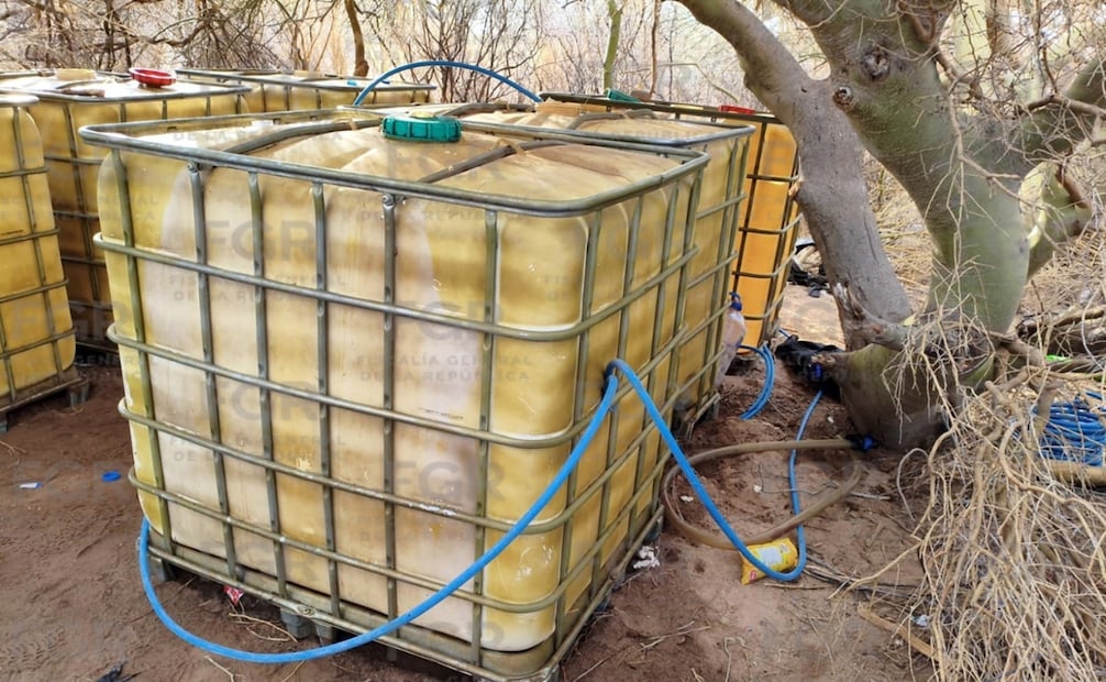 Las autoridades aseguraron seis contenedores de plástico que almacenaban en conjunto aproximadamente tres mil litros de hidrocarburo. | Foto: FGR Delegación Sonora.