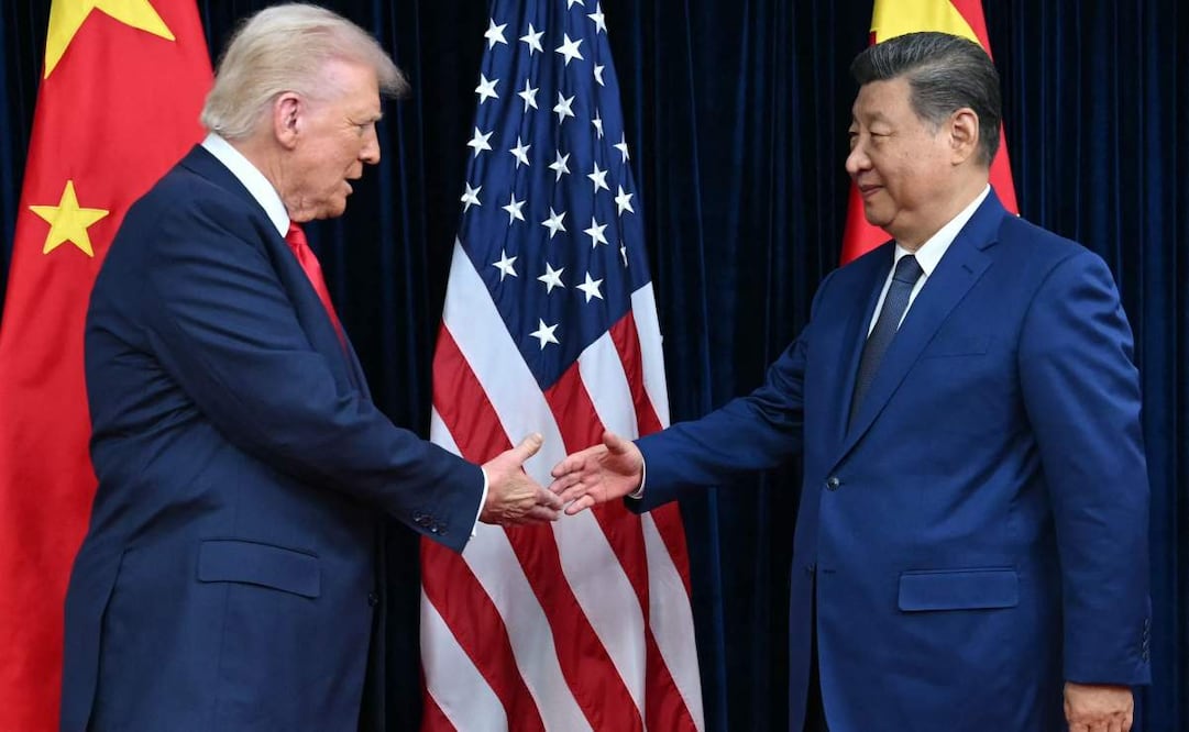 El presidente estadounidense Donald Trump (izq.) estrecha la mano del presidente chino Xi Jinping a su llegada a la base aérea de Gimhae, junto al aeropuerto internacional de Gimhae en Busan, el 30 de octubre de 2025, para reunirse. Trump y el líder chino buscarán una tregua en su tensa guerra comercial ese día. El presidente estadounidense anticipa una "gran reunión", mientras que Pekín se muestra más cauto. Foto: AFP