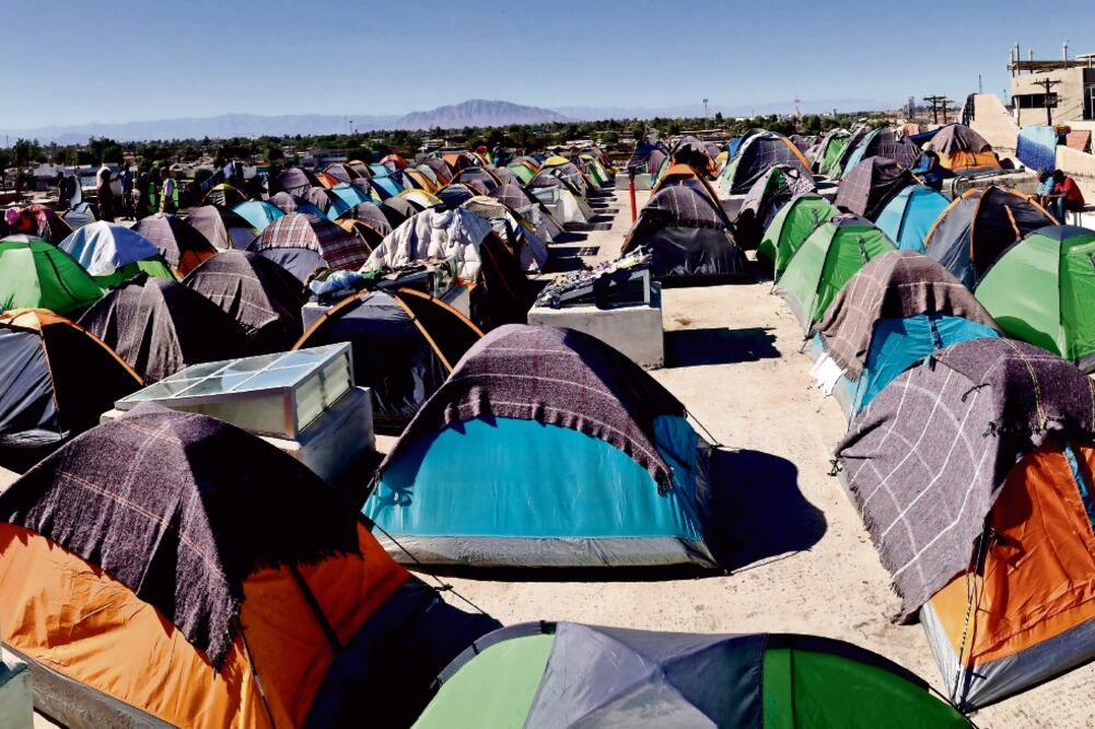 En la terraza del hotel se ubican 150 tiendas de campaña donde habitan alrededor de 800 migrantes haitianos y cada día llegan entre 10 y 20 personas debido a que en Tijuana se acabaron las citas para obtener asilo humanitario en EU (LAURA SÁNCHEZ)