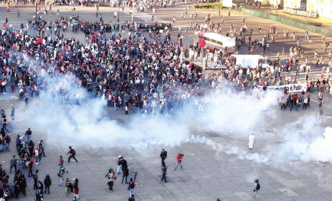 Los federales dispersaron a los embozados con gas lacrimógeno en la Plaza de la Constitución; los enfrentamientos se prolongaron por más de una hora (ADRIÁN HERNÁNDEZ. EL UNIVERSAL)