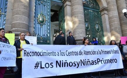 Madres y educadoras de estancias infantiles protestan frente al Congreso de la CDMX