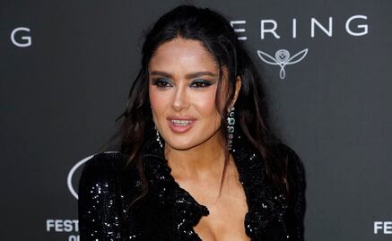 Salma Hayek presume vestido de 15 kilos, pero critican exceso de filtros en su rostro: "tienes 50, no 30" 
