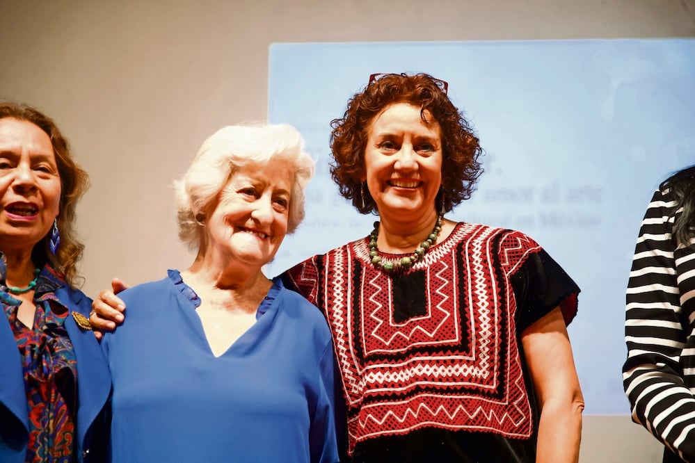 Miriam Kaiser y Angélica Abelleyra en la presentación del libro Miriam Kaiser: una guerrillera por amor al arte (Universidad Autónoma de Nuevo León), en Bellas Artes, el 20 de julio. Foto: Germán Espinosa | El Universal