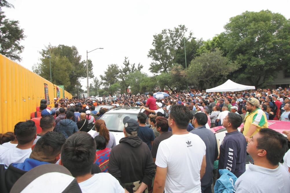 Los vendedores intentaron cerrar el Anillo Periférico, por lo que se desató la gresca. Además de la riña, los tianguistas dañaron un camión de la Secretaría de Seguridad Ciudadana de los llamados “costeros”. Fotos: CARLOS MEJÍA. EL UNIVERSAL/ ESPECIAL