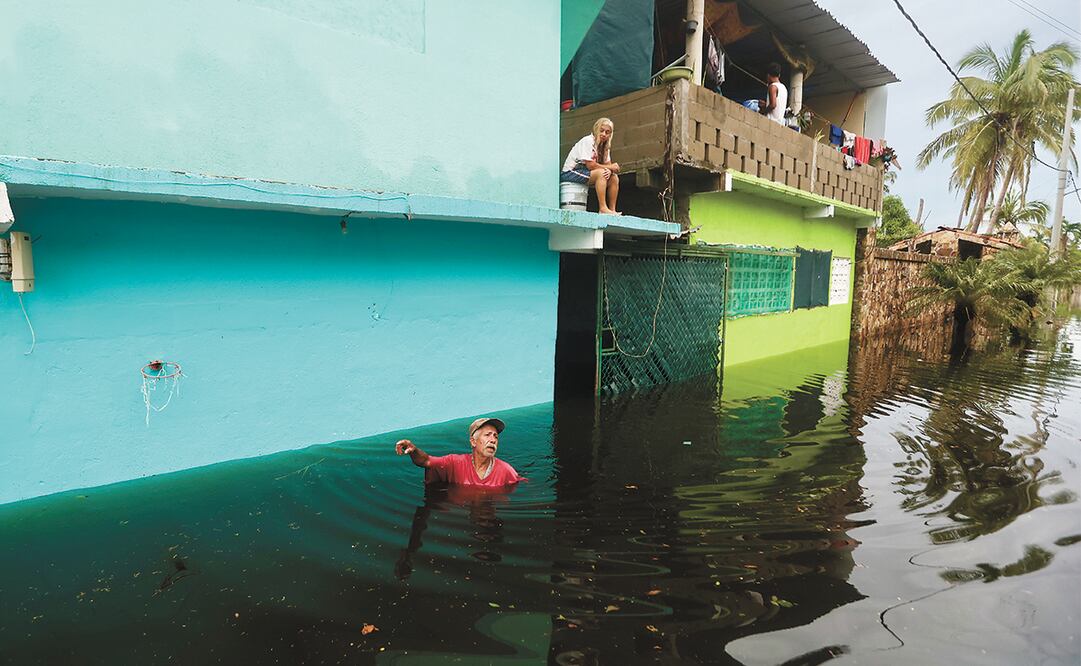 Simón Vargas, quien se dedica a la pesca, perdió gran parte de su patrimonio luego de que las lluvias inundaron la planta baja de su casa. Foto: Valente Rosas | El Universal