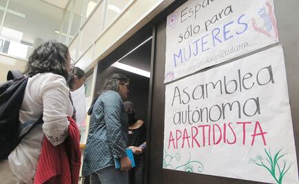 Universitarias realizan asamblea en la Facultad de Economía de la UNAM