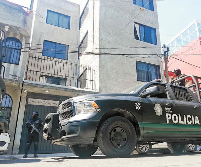 El inmueble en donde se refugiaba el presunto narcomenudista, en el Barrio 18, alcaldía Xochimilco, fue custodiado por agentes de la Secretaría de Seguridad Ciudadana, quienes portaban armas largas. Foto: ESPECIAL
