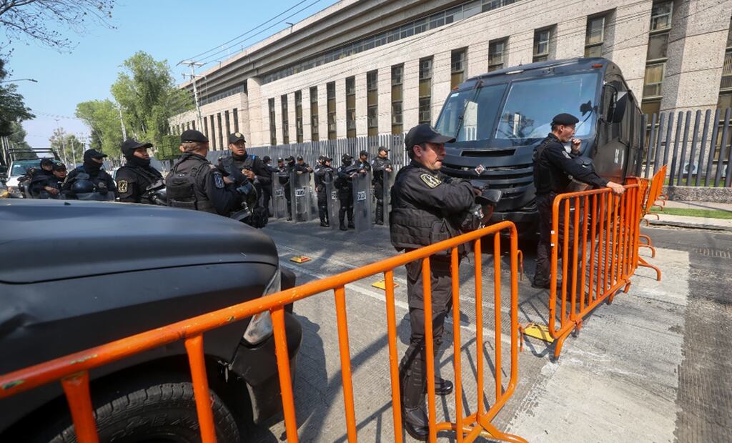 En todos los accesos se colocaron vallas metálicas. Foto: Luis Camacho/EL UNIVERSAL