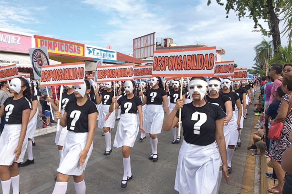 En Chetumal, Quintana Roo, alumnos de diversas escuelas hicieron un llamado al buen uso de redes sociales y a concientizar sobre la donación de sangre. (SILVIA HERNÁNDEZ. EL UNIVERSAL)