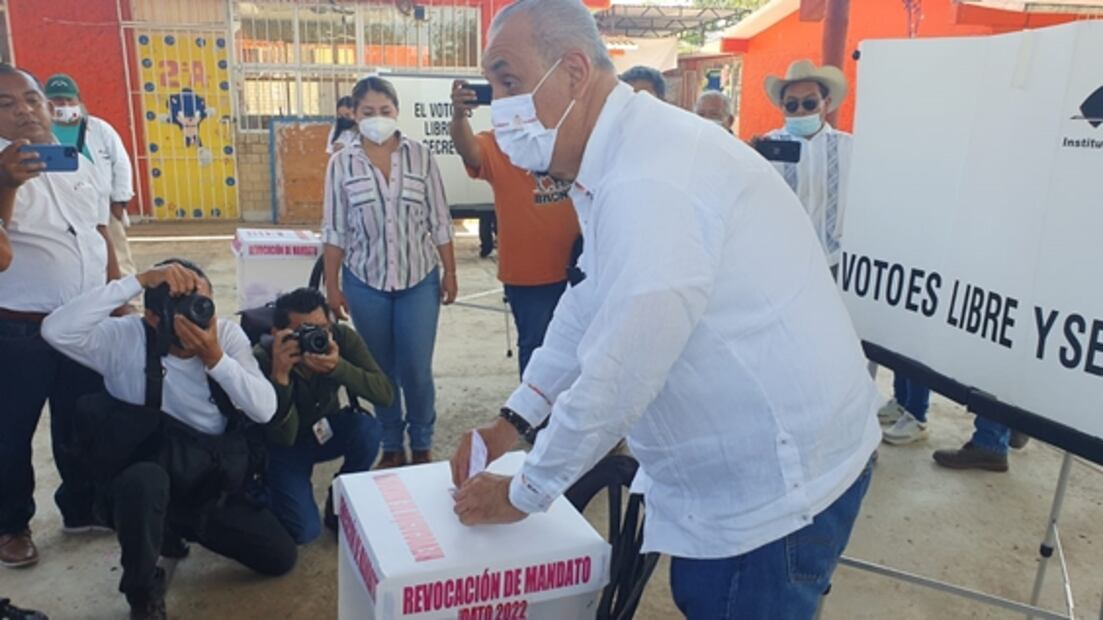 Gobernadores emiten su voto en la consulta de Revocación de mandato