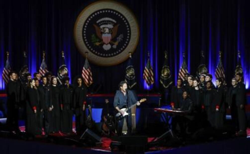 Entre ovaciones, despiden a Obama