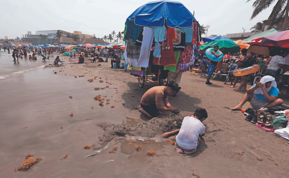Los niños o la gente adulta llegan a tomar agua al estar en la playa y las bolitas de chapopote son muy pequeñas, señaló un turista. Foto: Diego Prado/ EL UNIVERSAL