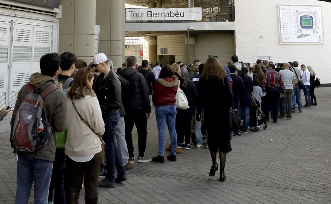 Colas en el estadio Santiago Bernabéu para obtener entradas (EFE)