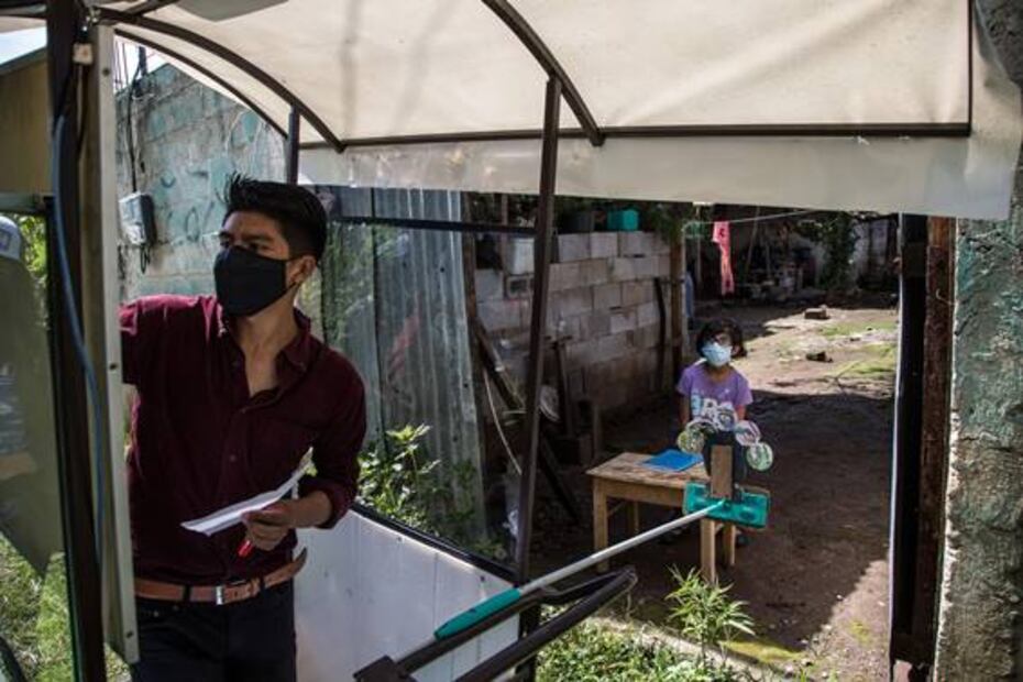 Maestro en Guatemala recorre kilómetros en bicicleta para dar clases a sus alumnos
