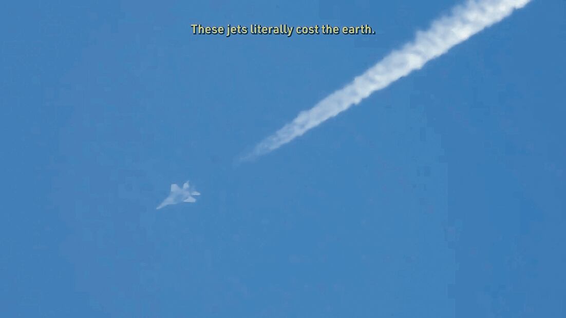 Escena de The Diary of a Sky (2023), película que recopila un año de videos de aviones militares israelíes que invaden Líbano. A la izquierda, imagen de la obra 45th Parallel, sobre Somalia. Foto: Lawrence Abu Hamdan