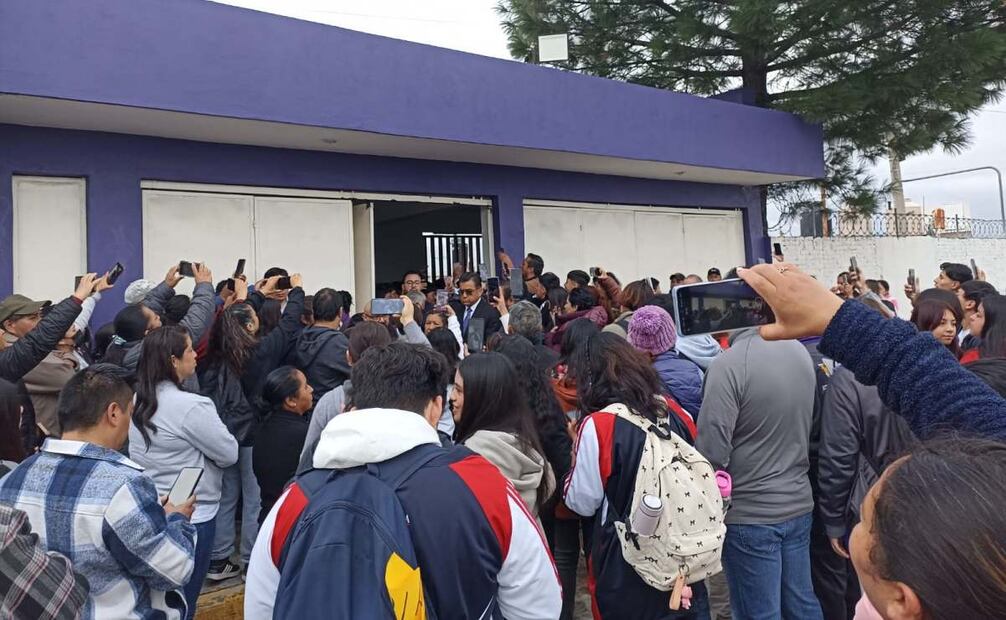Personas protestan afuera de la institución (29/09/2025). Foto: Especial