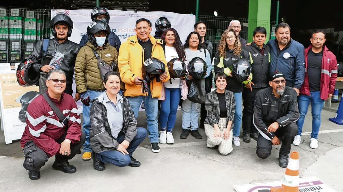 Los motociclistas recibieron un vale para canjearlo gratuitamente por cascos certificados donados por organizaciones. Foto: ESPECIAL