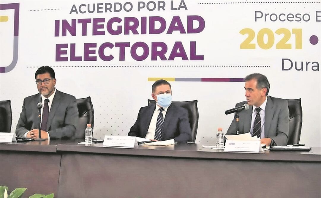 Lorenzo Córdova Vianello, presidente del INE (der.), durante la Firma del Acuerdo por la Integridad Electoral Proceso 2021-2022; en gira por el estado de Durango, señaló que el instituto está ajustando la difusión del ejercicio de revocación de mandato d