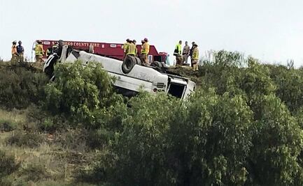 Al menos 3 muertos y 18 heridos tras volcadura de autobús en San Diego 