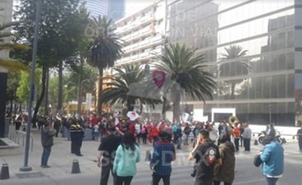 Marcha de Organizaciones Sociales llega al Monumento a la Revolución