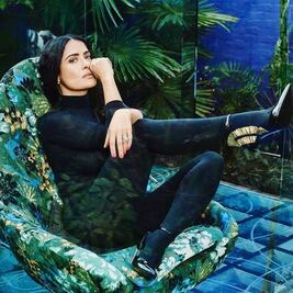 Salma Hayek comparte un video luciendo un bikini negro de impacto