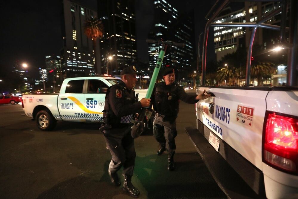 Elementos de Seguridad Pública retiran patines de las calles. Foto: Valente Rosas