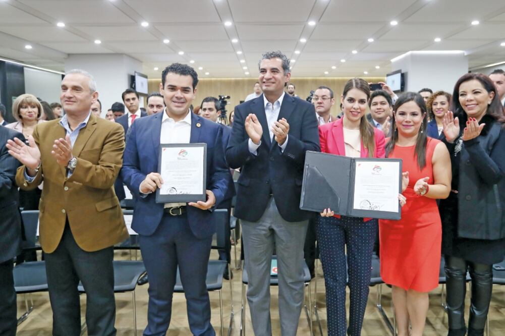 Enrique Ochoa Reza, presidente nacional del PRI, entregó a Pablo Angulo y a Laura Haro Ramírez las constancias que los acreditan como dirigente y secretaria general, respectivamente, de la Red Jóvenes X México (PRI)