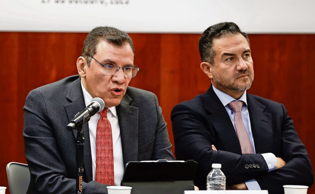 Carlos Gabriel Lerma (izq.), subsecretario de Ingresos, y Miguel Ángel Yunes, legislador, ayer en el Senado. Foto: Berenice Fregoso / EL UNIVERSAL