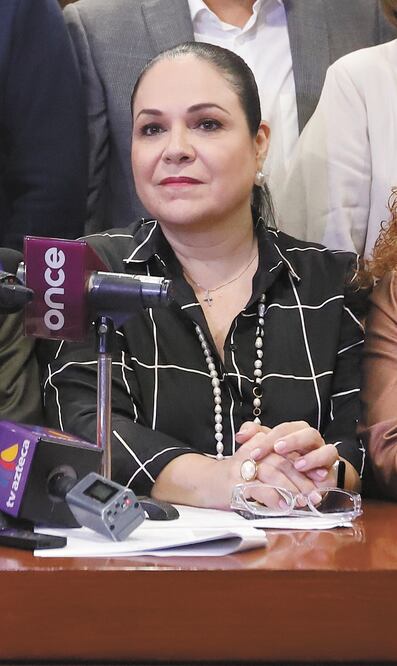 La senadora Mónica Fernández es esposa de Carlos Rojas Gutiérrez, quien en el sexenio de Carlos Salinas fue coordinador del Programa Solidaridad. BERENICE FREGOSO. EL UNIVERSAL