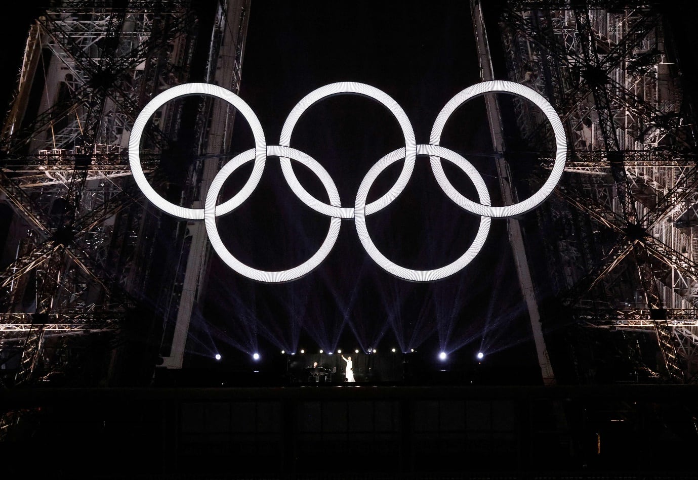 La canadiense Celine Dion actuando en la Torre Eiffel durante la ceremonia de apertura de los Juegos Olímpicos París 2024, en París, el 26 de julio de 2024. Varios autores / AFP.