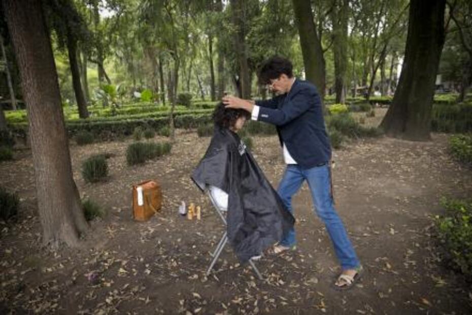 El peluquero que regala cortes a víctimas de violencia