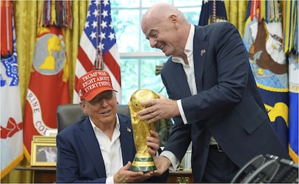 Gianni Infantino entregó a Donald Trump el trofeo de la Copa del Mundo "por ser un ganador"; así fue el encuentro en la Casa Blanca