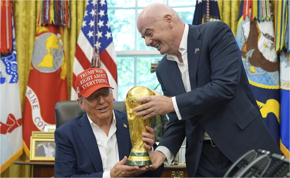 Donald Trump recibió en la Casa Blanca a Gianni Infantino. FOTO: AP