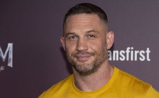 Tom Hardy podría salir de "MobLand" tras versiones de tensiones y conflictos en el set