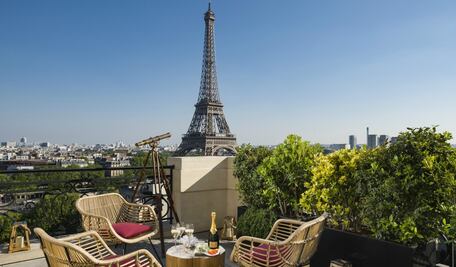 Abren bar de verano en la habitación de un hotel