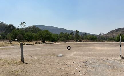 Por más de 9 horas, el cuerpo de una persona permaneció en un campo de fútbol llanero de Tlalnepantla