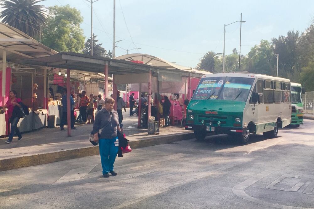 Óscar de 25 años, recuerda que fue asaltado en las inmediaciones de la estación 18 de Marzo del Metro, línea 3, al abordar un microbús ruta Tenayo, Tlalnepantla, en donde un hombre lo amenazó con un arma punzocortante (BERENICE FREGOSO. EL UNIVERSAL)