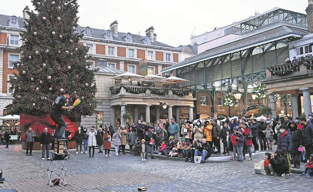 Un malabarista en Covent Garden, en Londres. Las autoridades británicas reportaron ayer un récord de 93 mil 45 casos de Covid en 24 horas / FACUNDO ARRIZABALAGA. EFE