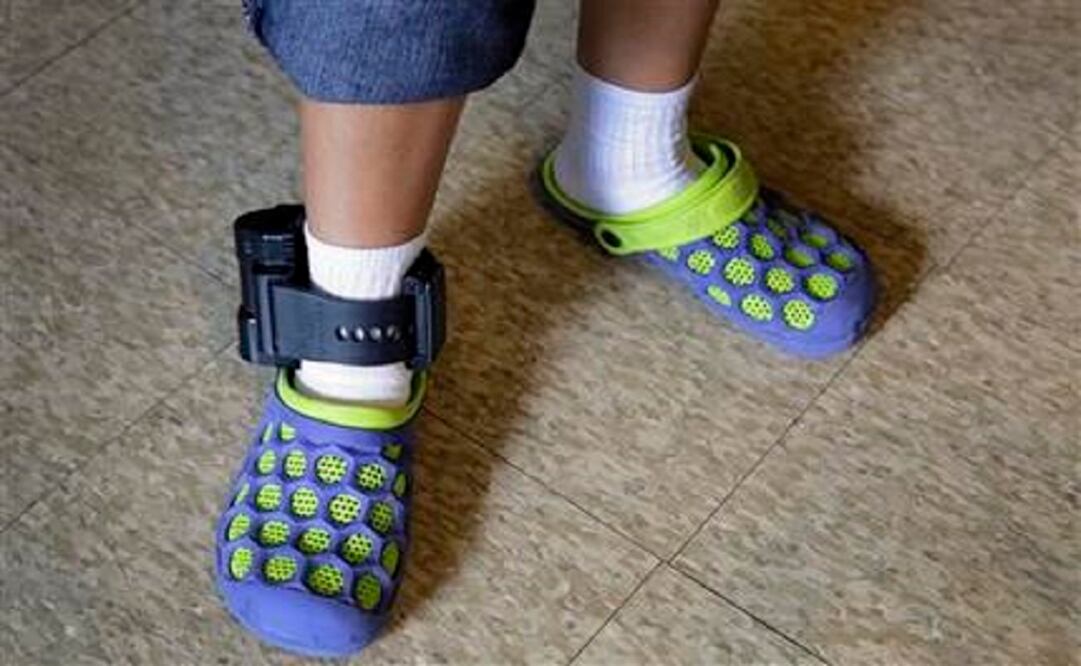 An immigrant from El Salvador that entered the country illegally wears an ankle monitor at a shelter, Monday, July 27, 2015, in San Antonio, (Photo: AP)