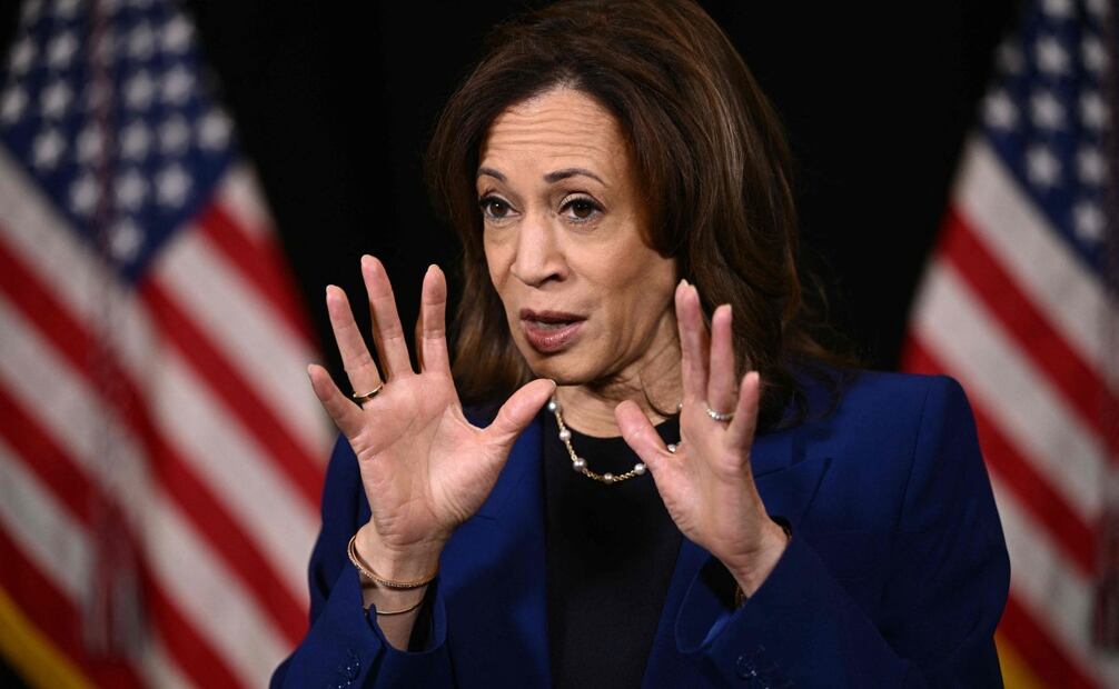 La candidata presidencial demócrata, la vicepresidenta de Estados Unidos, Kamala Harris, habla con miembros de los medios de comunicación en Madison, Wisconsin, el 31 de octubre de 2024. Foto: AFP